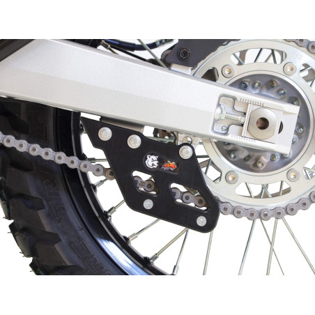 Vue latérale du guide chaine noir en plastique UHMW pour Suzuki DR-Z4S