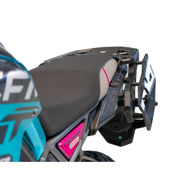 Vue latérale du porte paquet avec supports latéraux en plastique PEHD pour CFMoto MT450 / IBEX 450