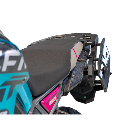 Vue latérale du porte paquet avec supports latéraux en plastique PEHD pour CFMoto MT450 / IBEX 450