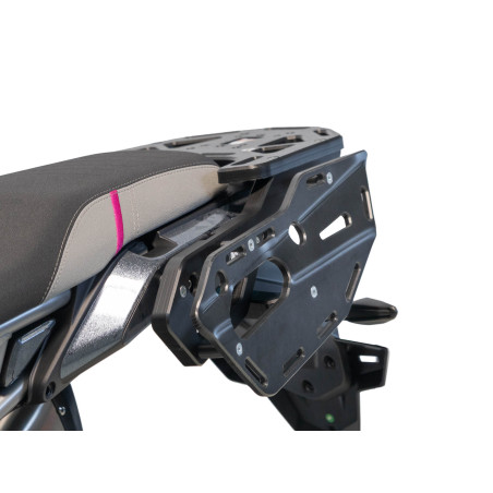 Vue latérale du porte paquet avec supports latéraux en plastique PEHD pour CFMoto MT450 / IBEX 450