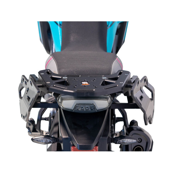 Vue arrière du porte paquet avec supports latéraux en plastique PEHD pour CFMoto MT450 / IBEX 450