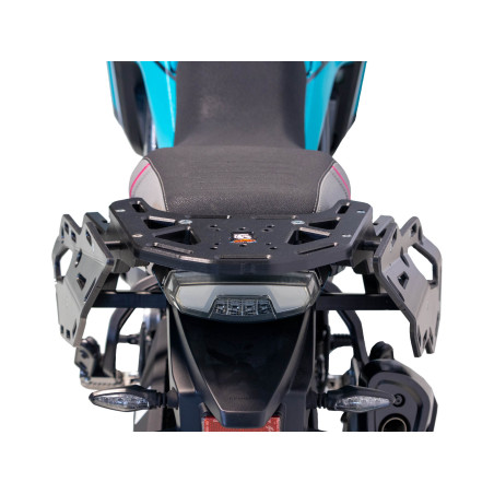 Vue arrière du porte paquet avec supports latéraux en plastique PEHD pour CFMoto MT450 / IBEX 450