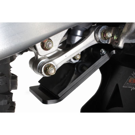 Vue rapprochée de la protection de biellette du sabot noir en plastique PEHD pour TM Racing 250Fi - 300Fi